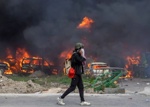 Tūristu iecienītās Nepālas galvaspilsēta Katmandu ir pārvērtusies karalaukā (foto: Scanpix / EPA)