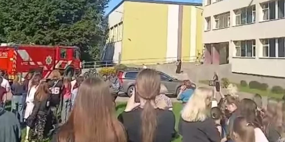 В одной из рижских школ во вторник днем сработала пожарная сигнализация из-за детской шалости. 