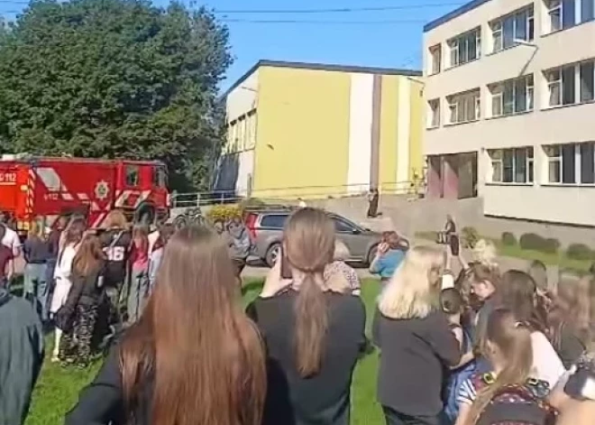 Шутка с последствиями: в рижской школе поступок ученика привел к эвакуации всего здания