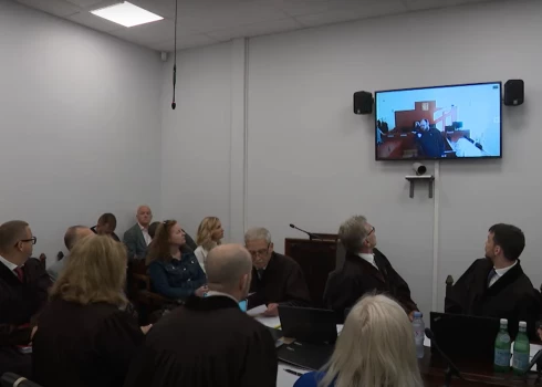 Tiesas sēde notika nelielā zālē, kurā pie galda nebija vietas visiem advokātiem (ekrānuzņēmums no video)