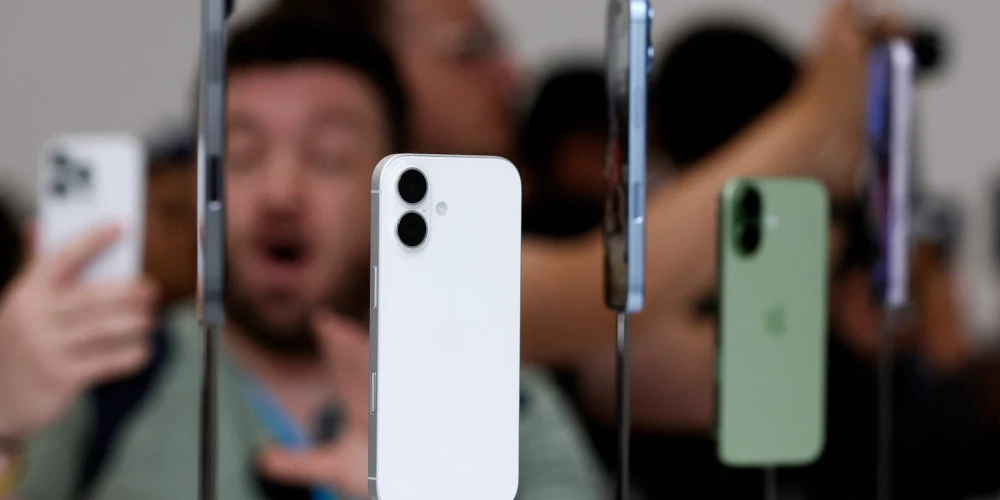 Люди фотографируют iPhone 17 нового поколения во время специального мероприятия Apple в штаб-квартире компании 9 сентября 2025 года в Купертино, штат Калифорния.