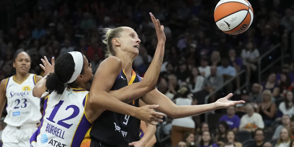 Kitija Laksa cīņā ar Reju Burelu.