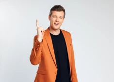 Erudīcijas dueļi un negaidīti pavērsieni: TV šova "15 jautājumi" jaunā sezona sākas ar spraigu cīņu starp mūziķi Aišpuru un gudrinieku Trenci