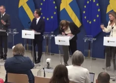 Zviedrijas jaunā veselības ministre noģībst preses konferencē dažas stundas pēc stāšanās amatā. VIDEO