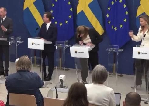 Zviedrijas jaunā veselības ministre noģībst preses konferencē dažas stundas pēc stāšanās amatā.