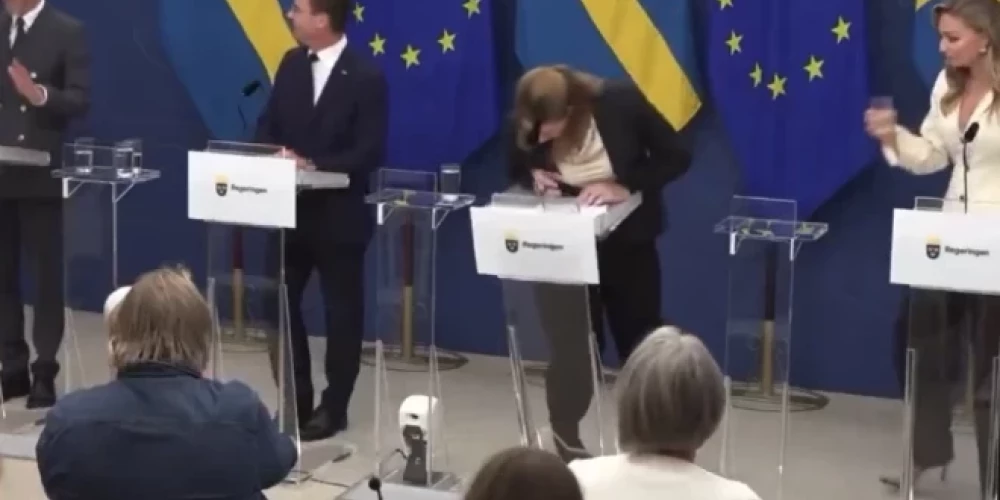 Момент падения министра.