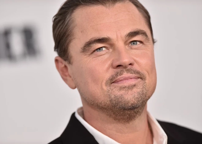 Leonardo Dikaprio atzīst, ka pēc desmitgadēm Holivudā “nedaudz piebremzē” 