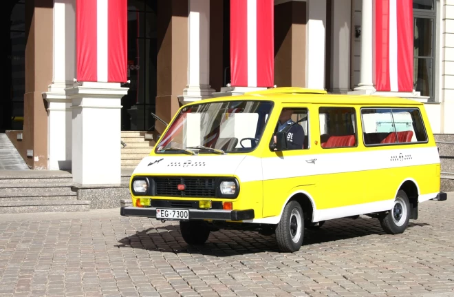 Padomju autorūpniecības lepnuma RAF 2203 grīda bija no finiera.