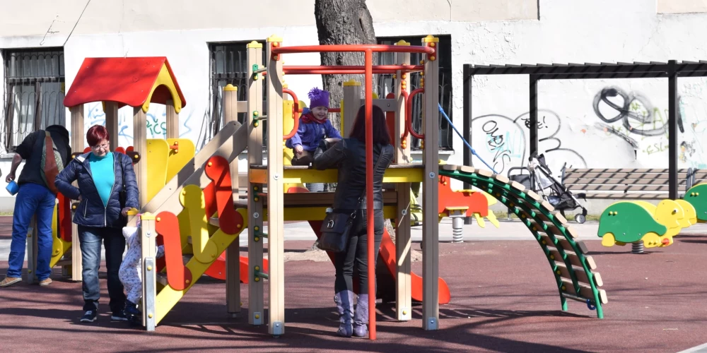 Garlība Merķeļa Lēdurgas pamatskolas direktore Zane Martinsone sociālajos tīklos ziņoja par situāciju, kad pie Lēdurgas bērnudārza stāvlaukumā vairāku stundu garumā atradās sveša automašīna ar diviem vīriešiem.