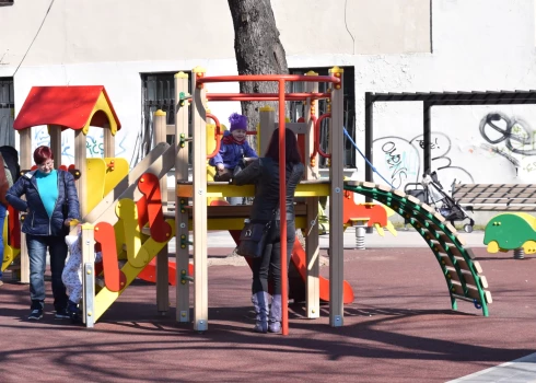 Garlība Merķeļa Lēdurgas pamatskolas direktore Zane Martinsone sociālajos tīklos ziņoja par situāciju, kad pie Lēdurgas bērnudārza stāvlaukumā vairāku stundu garumā atradās sveša automašīna ar diviem vīriešiem.