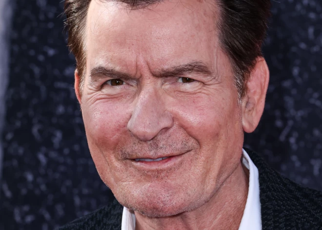 Čārlija Šīna “ledainā metode”: aktieris atklāj, kā centās palikt nomodā filmēšanas laikā