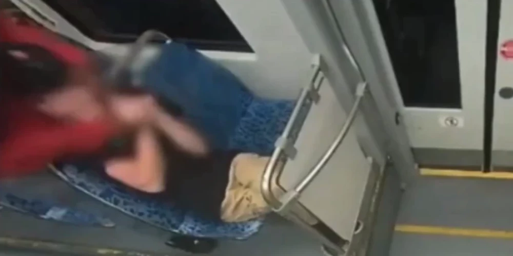 Dekarloss Brauns juniors ar nazi uzbrūk Irinai Zaruckai (ekrānuzņēmums no video)