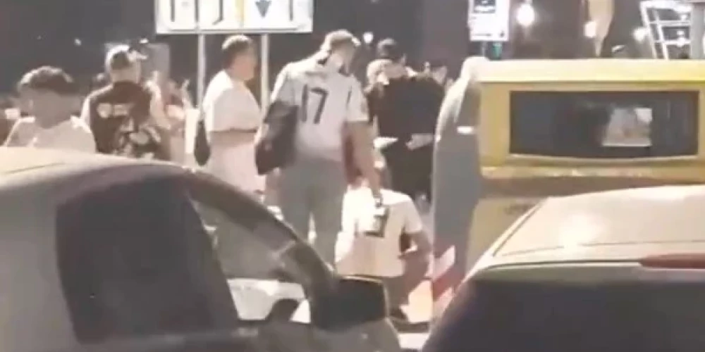 На латвийских болельщиков напали подростки, которые пытались отнять у них шарфы и флаг Латвии.