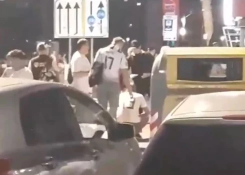 На латвийских болельщиков напали подростки, которые пытались отнять у них шарфы и флаг Латвии.