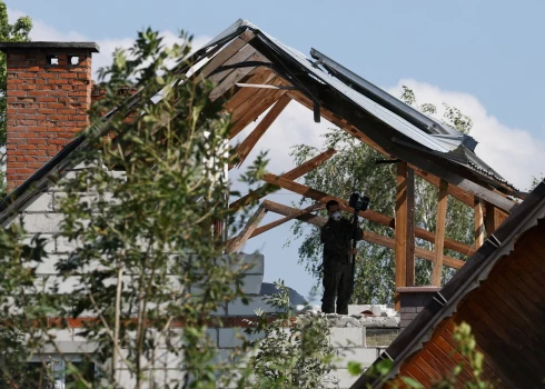 Член польской армии осматривает повреждённый дом после того, как российские дроны нарушили воздушное пространство Польши во время атаки на Украину, и часть из них была сбита Польшей, Вырыки, Люблинское воеводство, Польша, 10 сентября 2025 года.