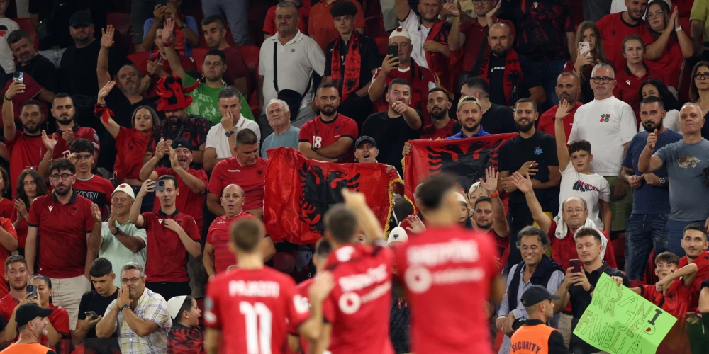 Albānijas fani pret Latvijas izlases līdzjutējiem neizturējās diez ko viesmīlīgi, stadionā gan nekārtības netika novērotas. 