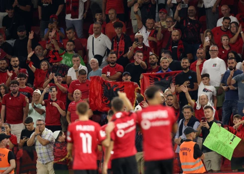 Albānijas fani pret Latvijas izlases līdzjutējiem neizturējās diez ko viesmīlīgi, stadionā gan nekārtības netika novērotas. 