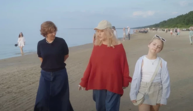 Алла Пугачева с дочерью Лизой и Катериной Гордеевой на пляже в Юрмале.