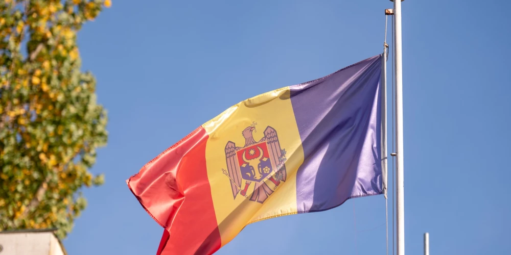 Ministrija nepaskaidroja, kādēļ šāds lēmums pieņemts, bet norādīja, ka Baltkrievijas vēstniecības darbinieks pasludināts par nevēlamu personu un tam jāatstāj Moldova.