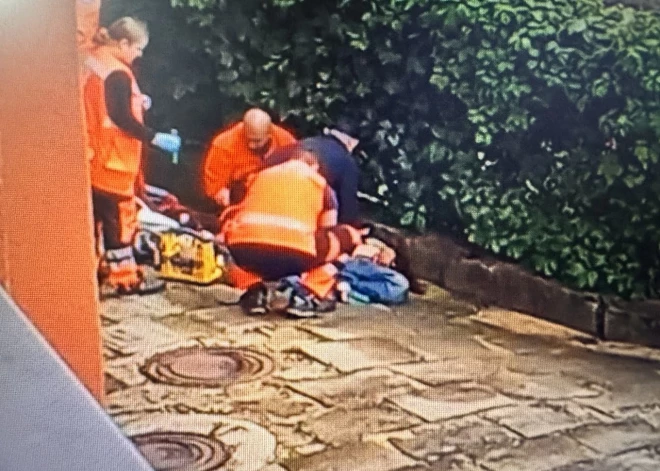 "Не может взрослый человек просто так выпасть из окна": жильцы дома в Валмиере в шоке от смерти молодого соседа