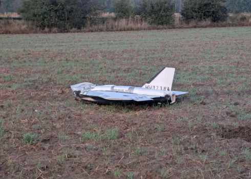 Повреждённый дрон лежит после падения в восточной польской деревне Чоснувка.