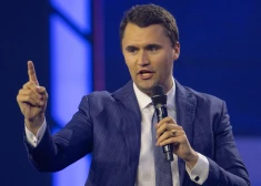 Sašauts populārs konservatīvais influenceris un Trampa sabiedrotais Čarlijs Kērks