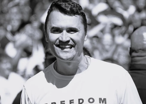 Universitātē ASV Jūtas štatā trešdien tika nošauts ASV prezidenta Donalda Trampa sabiedrotais, konservatīvais influenceris Čārlijs Kērks.