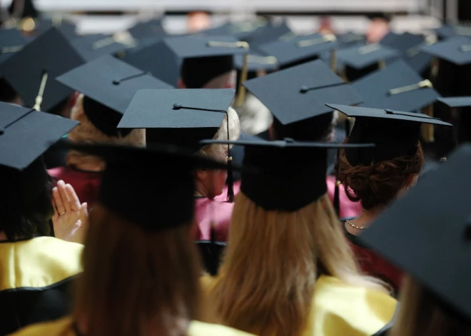 OECD: ārzemju studenti Latvijā – vairāk, bet nevienmērīgi sadalīti un maksā augstāku cenu