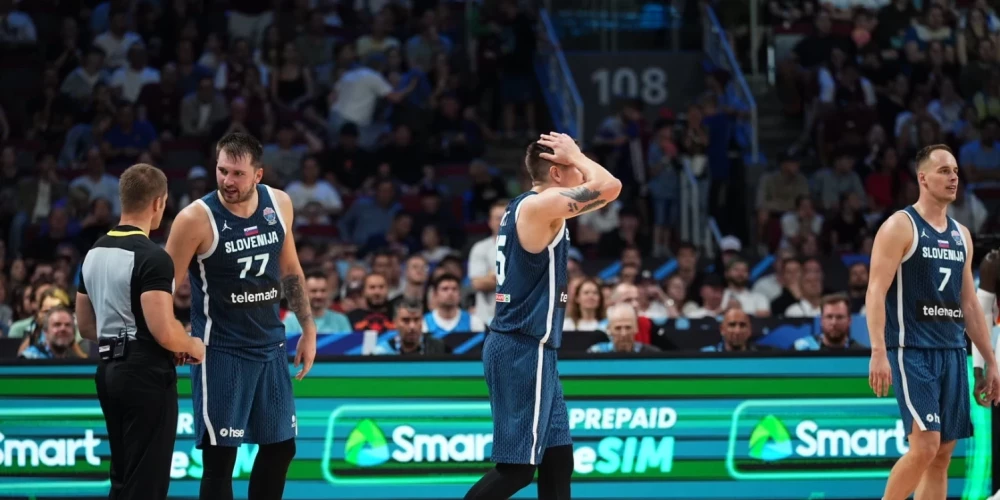 Luka Dončičs (no kreisās) runā ar tiesnesi, kamēr viņa komandas biedrs sašutis par kādu lēmumu.