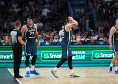 Luka Dončičs (no kreisās) runā ar tiesnesi, kamēr viņa komandas biedrs sašutis par kādu lēmumu.