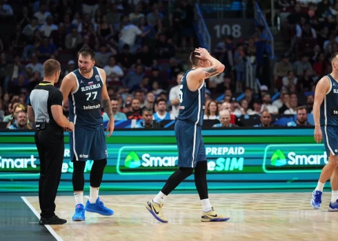 Luka Dončičs (no kreisās) runā ar tiesnesi, kamēr viņa komandas biedrs sašutis par kādu lēmumu.