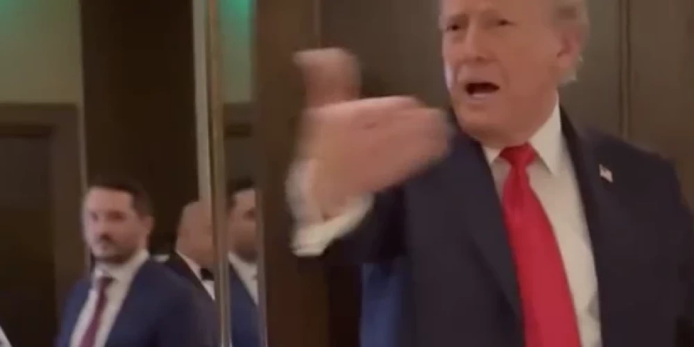 Donalds Tramps vakariņu laikā sastopas ar protestētājiem.