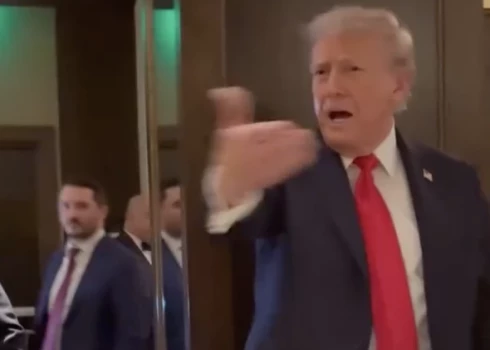 Donalds Tramps vakariņu laikā sastopas ar protestētājiem.