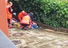 Nokrītot no piektā stāva, Valmierā gājis bojā vīrietis. Kaimiņiem grūti noticēt, ka tā varētu būt pašnāvība