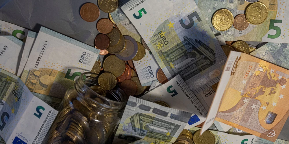 Deviņi valsts sekretāru vietnieki atalgojumos pērn saņēmuši vairāk nekā 100 000 eiro.