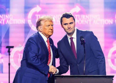 Čārlijs Kērks bija kaislīgs Donalda Trampa atbalstītājs un viena no ietekmīgākajām personām labējā MAGA spārnā