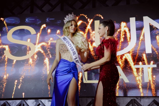 Инга Радуга вручает победительнице корону и официальную ленту Miss Universe Latvia.
