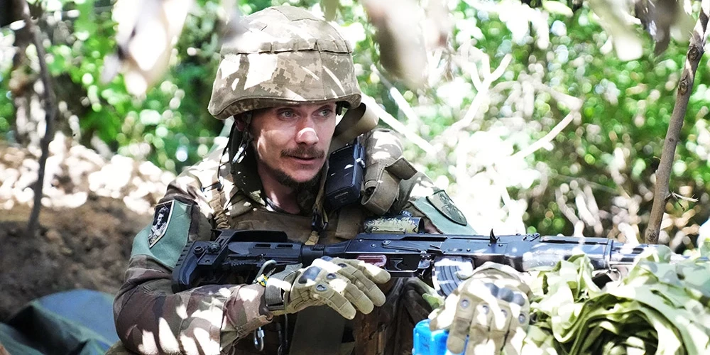 Ukrainas aizstāvis stāv sardzē kaujas laikā Pokrovskas apgabalā. Ukrainas 155. mehanizētā brigāde, kas no kājnieku vienības pārveidota par mehanizētu brigādi, ir saņēmusi Francijas CAESAR 155 mm pašgājējhaubices.