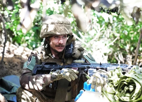 Ukrainas aizstāvis stāv sardzē kaujas laikā Pokrovskas apgabalā. Ukrainas 155. mehanizētā brigāde, kas no kājnieku vienības pārveidota par mehanizētu brigādi, ir saņēmusi Francijas CAESAR 155 mm pašgājējhaubices.