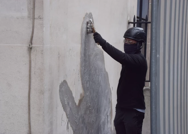Новую работу Бэнкси попытались стереть - возможно, это сделал сам художник под давлением властей