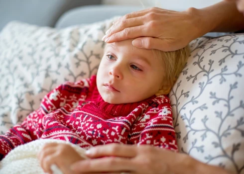Veselības ministrija ļauj bērniem ārstēties piecas dienas vecāku uzraudzībā bez ģimenes ārsta.