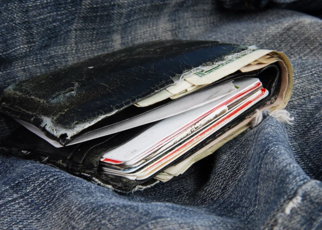 Pēc 51 gada vīrietis atgūst skolā pazaudēto maku