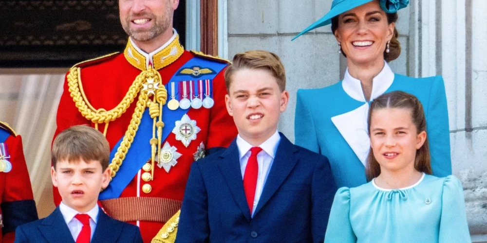 Princis Viljams un princese Ketrīna ar bērniem princi Luisu, princi Džordžu un princesi Šarloti.