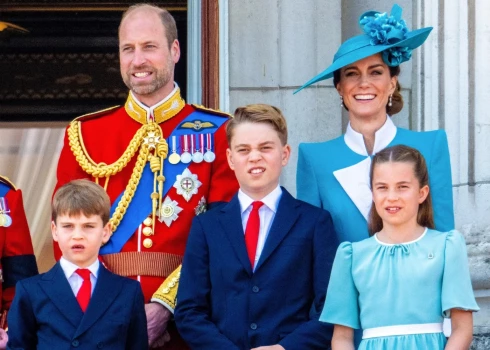 Princis Viljams un princese Ketrīna ar bērniem princi Luisu, princi Džordžu un princesi Šarloti.