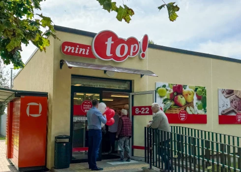 Старая постройка превратилась в современный супермаркет.