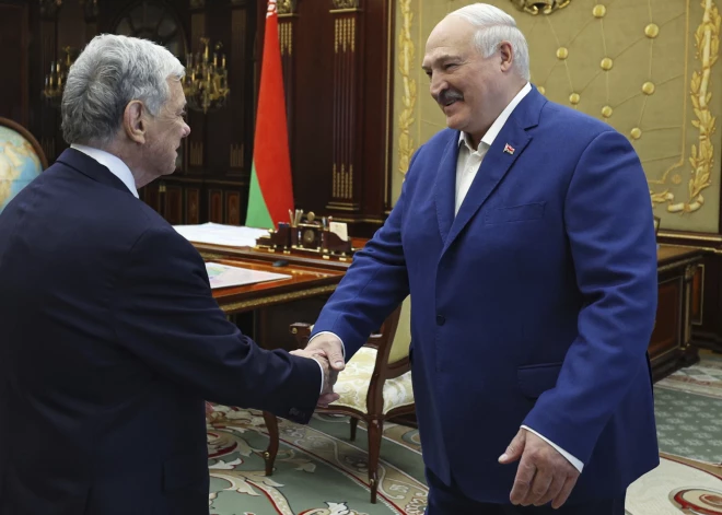 Лукашенко 5 часов общался с представителем Трампа - в итоге сняты некоторые санкции и освобождены политзаключенные