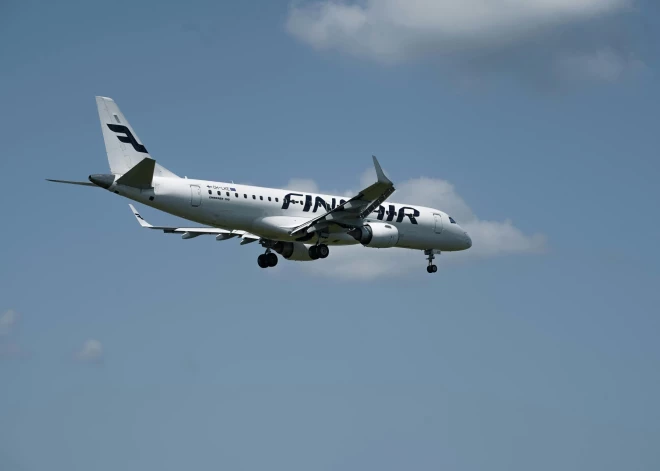 "Finnair" lidojumos pasažieriem piedāvāts ūdens, kas izraisīja sāpes vēderā