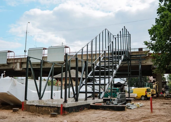 В Риге у станции "Земитаны" начали строить эскалаторы к мосту