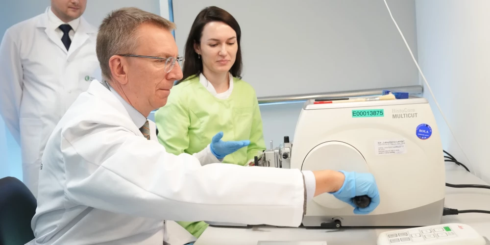 20250911 Rīga. Latvija. Valsts prezidents Edgars Rinkēvičs. Valsts prezidents Edgars Rinkēvičs apmeklē “Centrālo laboratoriju”. Foto Ilmārs Znotiņš