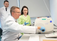 "Šo to iemācījos!" Valsts prezidents Edgars Rinkēvičs apmeklē “Centrālo laboratoriju”. FOTO 